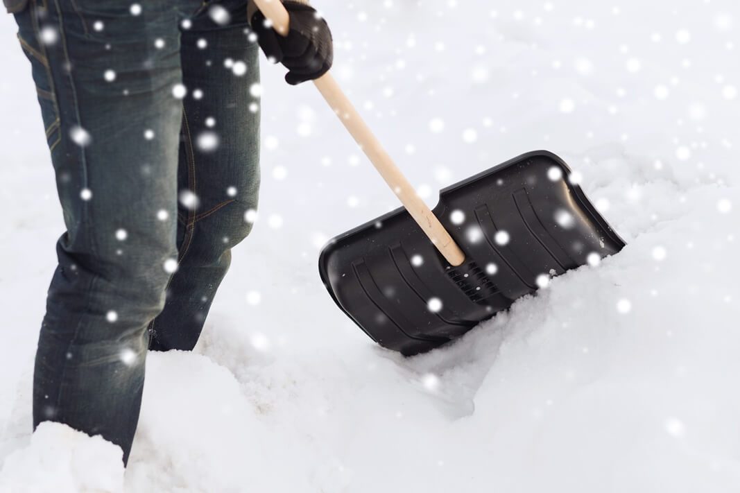 safe-shovelling-back-pain-toronto.jpg