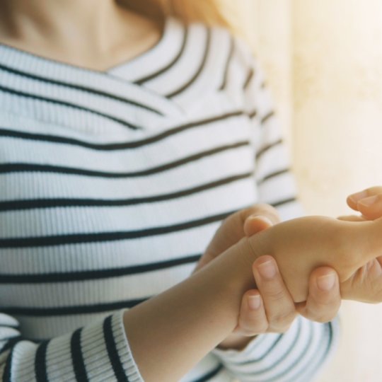 DeQuervain’s Tenosynovitis: Causes, Symptoms, Treatment and Exercises